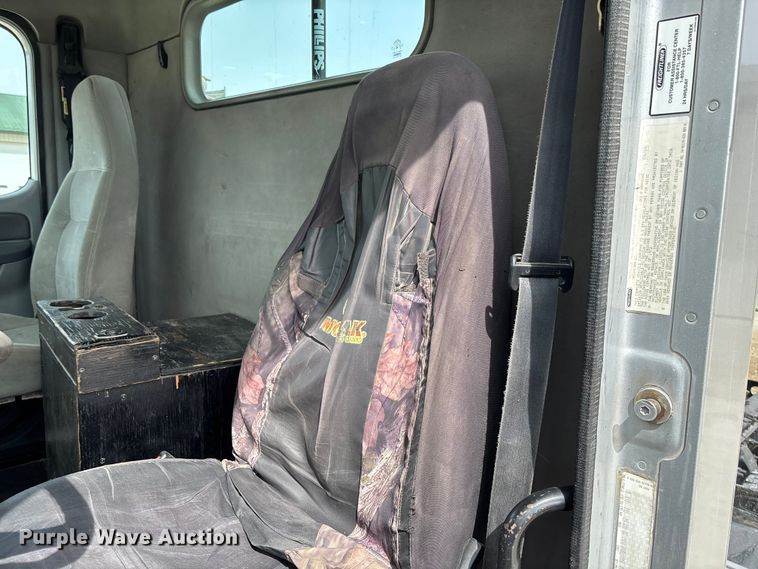 image for item FB3261 2005 Freightliner CL120 semi truck