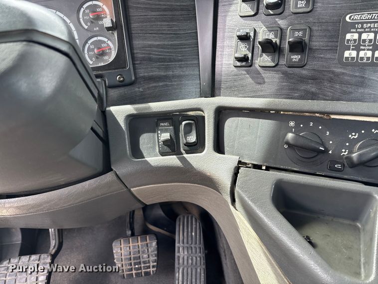 image for item FB3261 2005 Freightliner CL120 semi truck