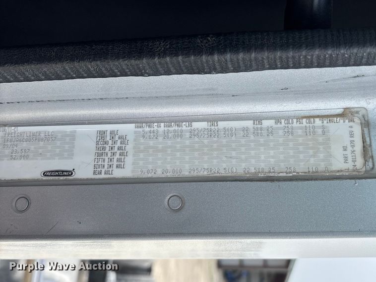 image for item FB3261 2005 Freightliner CL120 semi truck