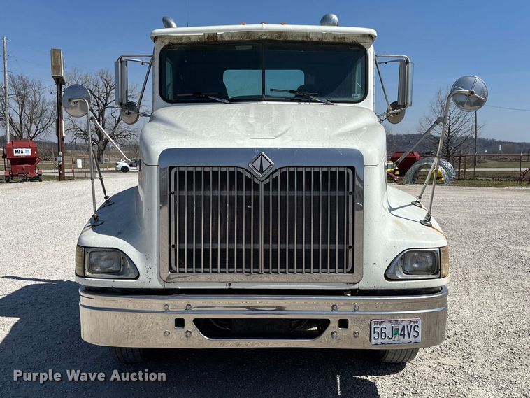 image for item FB3299 1998 International 9200 semi truck