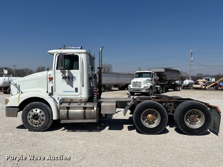 image for item FB3299 1998 International 9200 semi truck