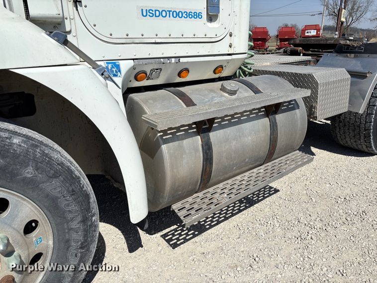 image for item FB3299 1998 International 9200 semi truck