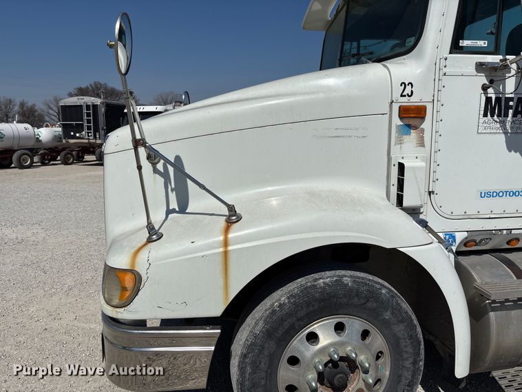 image for item FB3299 1998 International 9200 semi truck