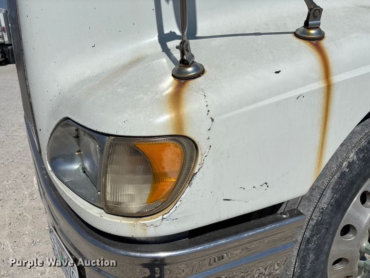 image for item FB3299 1998 International 9200 semi truck