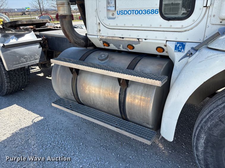 image for item FB3299 1998 International 9200 semi truck