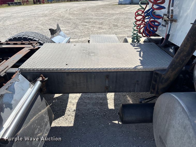 image for item FB3299 1998 International 9200 semi truck