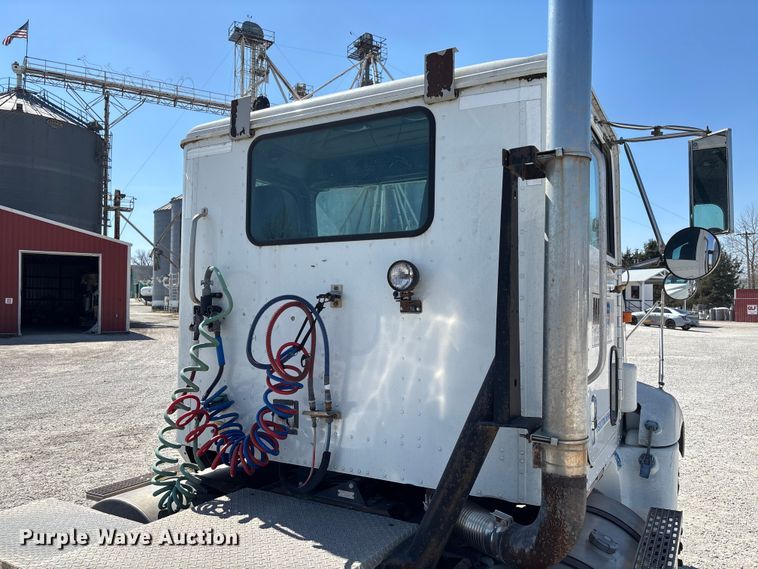 image for item FB3299 1998 International 9200 semi truck