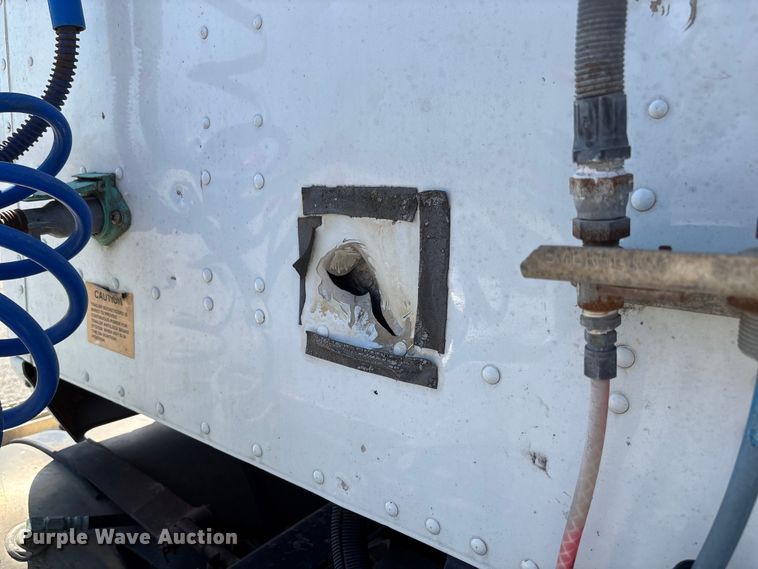 image for item FB3299 1998 International 9200 semi truck