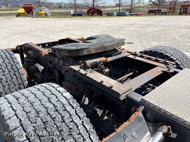 image for item FB3299 1998 International 9200 semi truck