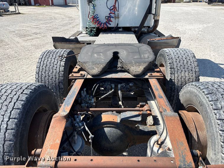 image for item FB3299 1998 International 9200 semi truck