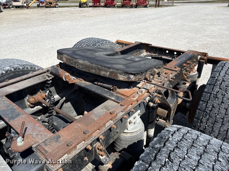 image for item FB3299 1998 International 9200 semi truck