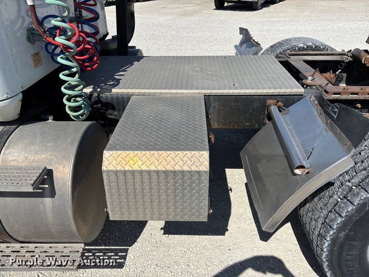 image for item FB3299 1998 International 9200 semi truck