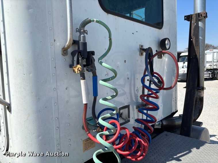 image for item FB3299 1998 International 9200 semi truck