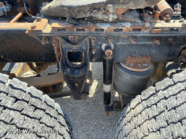 image for item FB3299 1998 International 9200 semi truck