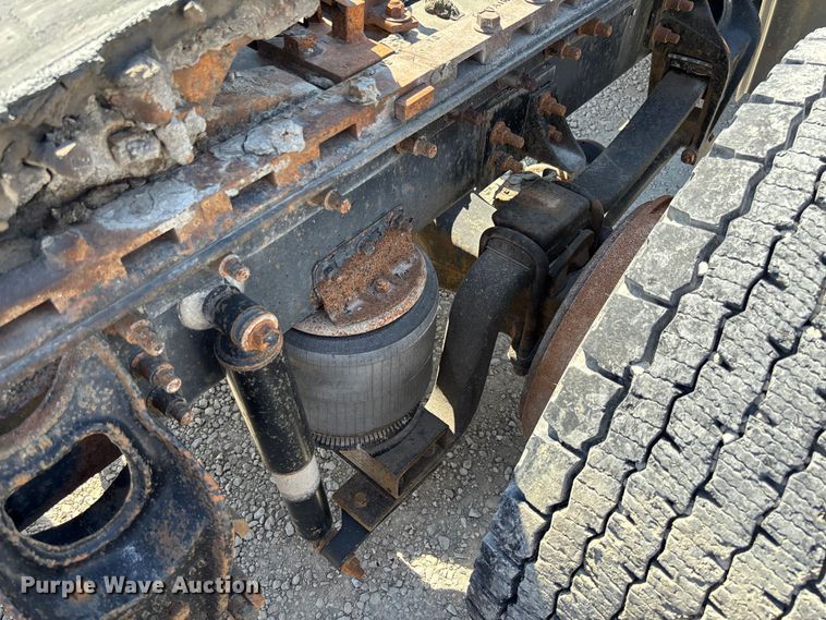 image for item FB3299 1998 International 9200 semi truck