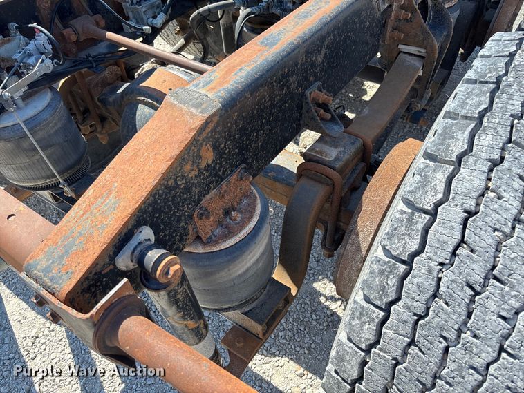 image for item FB3299 1998 International 9200 semi truck