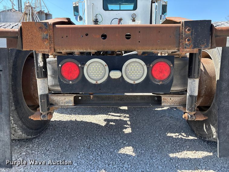 image for item FB3299 1998 International 9200 semi truck