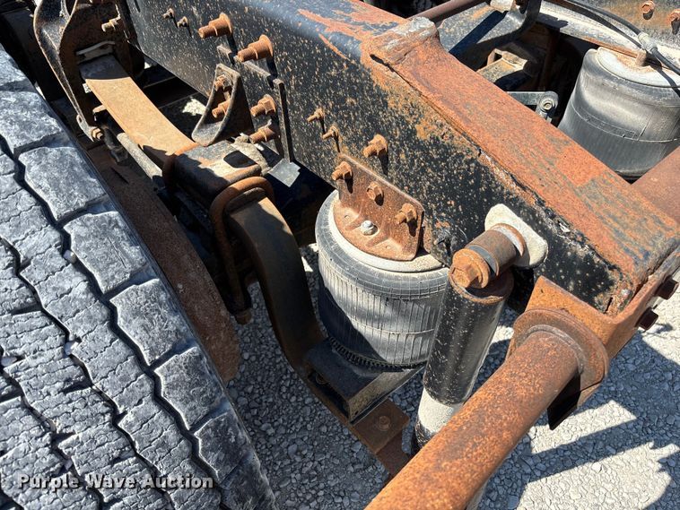 image for item FB3299 1998 International 9200 semi truck