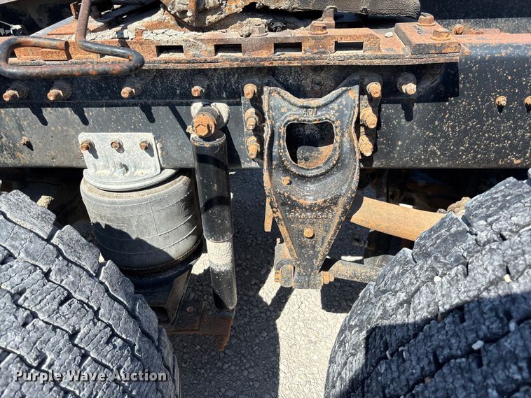 image for item FB3299 1998 International 9200 semi truck