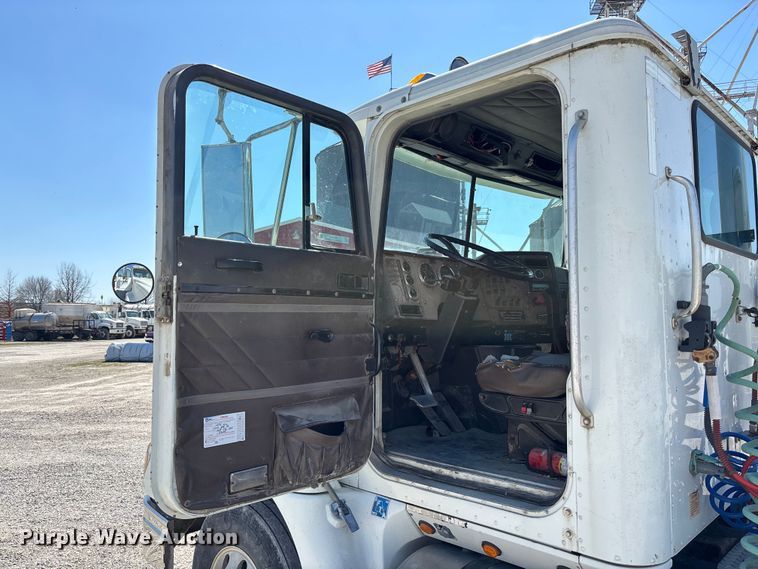 image for item FB3299 1998 International 9200 semi truck