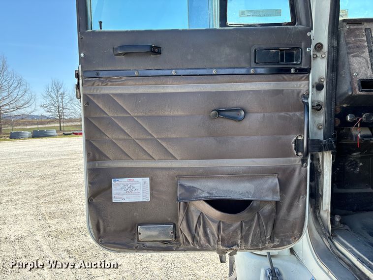 image for item FB3299 1998 International 9200 semi truck