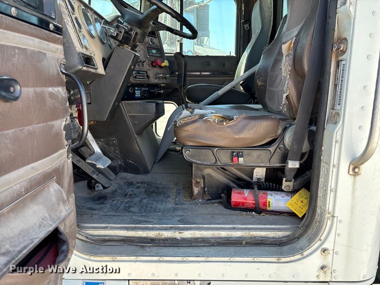 image for item FB3299 1998 International 9200 semi truck