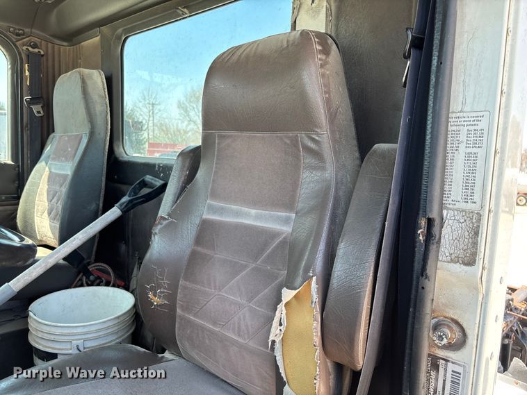 image for item FB3299 1998 International 9200 semi truck