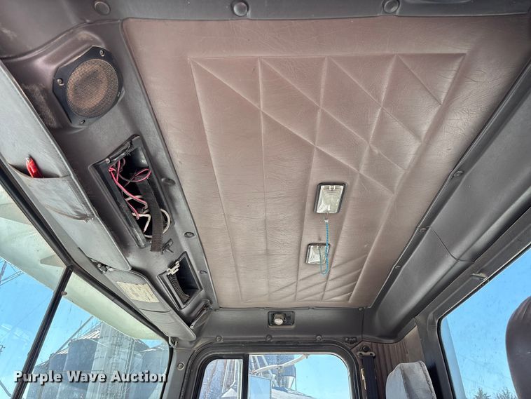 image for item FB3299 1998 International 9200 semi truck