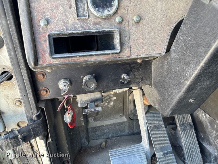 image for item FB3299 1998 International 9200 semi truck