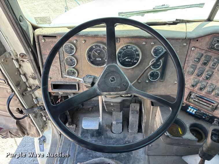 image for item FB3299 1998 International 9200 semi truck