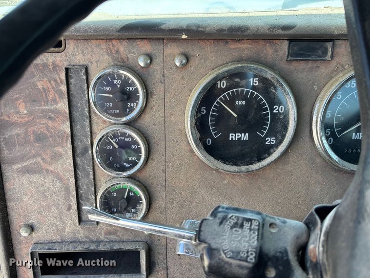 image for item FB3299 1998 International 9200 semi truck