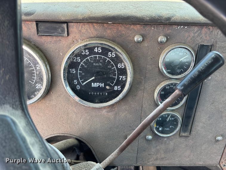 image for item FB3299 1998 International 9200 semi truck