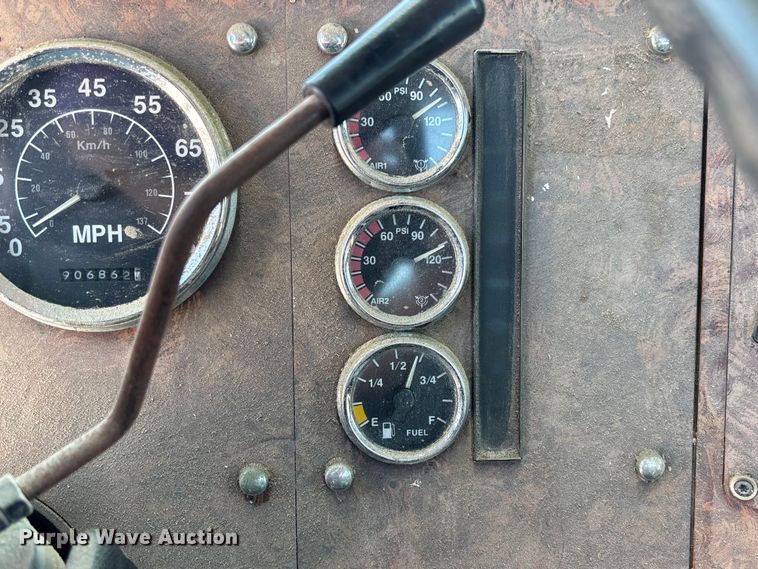 image for item FB3299 1998 International 9200 semi truck