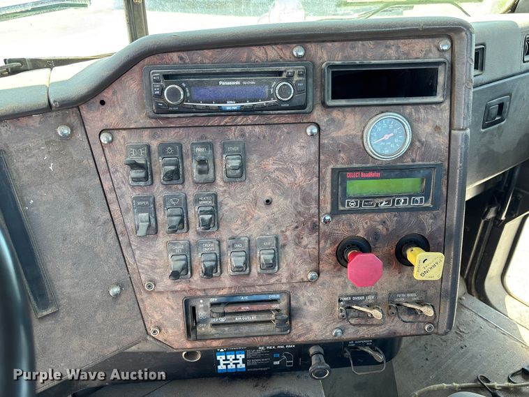 image for item FB3299 1998 International 9200 semi truck