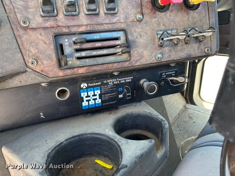 image for item FB3299 1998 International 9200 semi truck