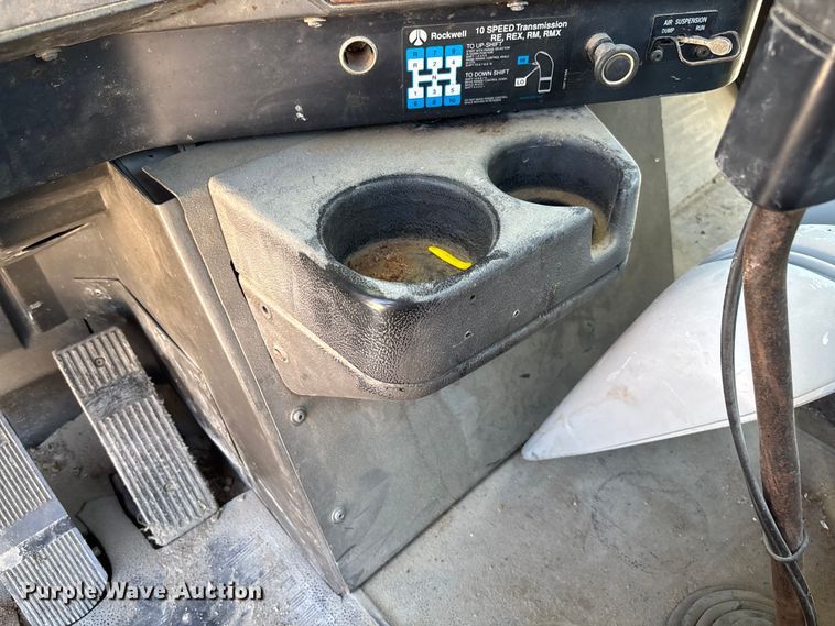 image for item FB3299 1998 International 9200 semi truck