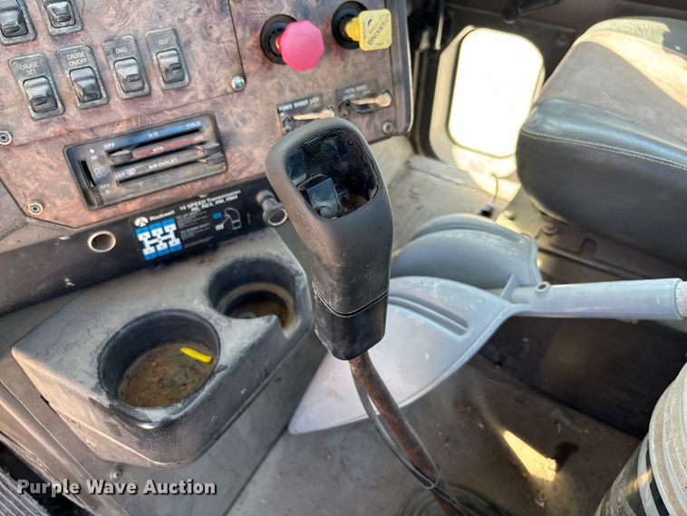 image for item FB3299 1998 International 9200 semi truck