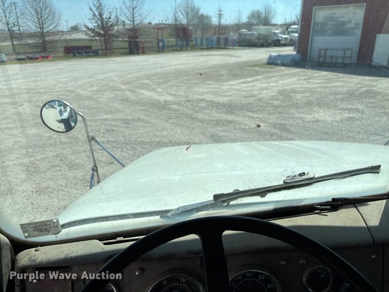 image for item FB3299 1998 International 9200 semi truck