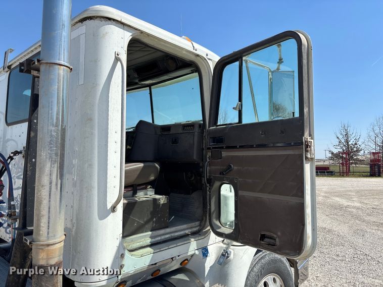 image for item FB3299 1998 International 9200 semi truck