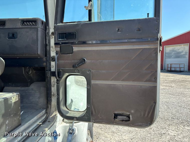 image for item FB3299 1998 International 9200 semi truck