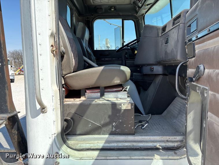 image for item FB3299 1998 International 9200 semi truck