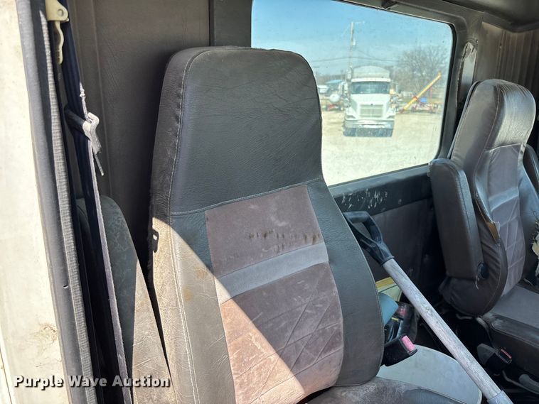 image for item FB3299 1998 International 9200 semi truck