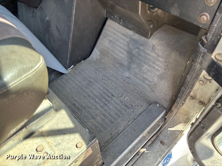 image for item FB3299 1998 International 9200 semi truck