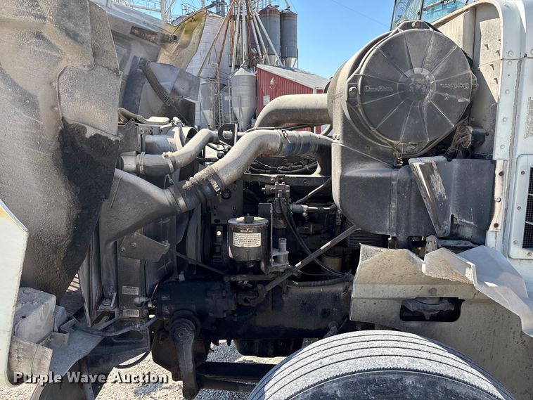 image for item FB3299 1998 International 9200 semi truck