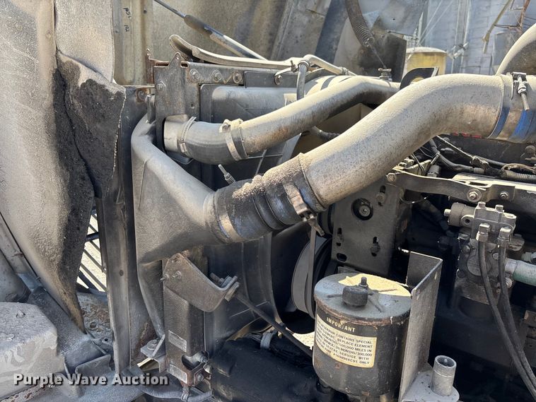 image for item FB3299 1998 International 9200 semi truck