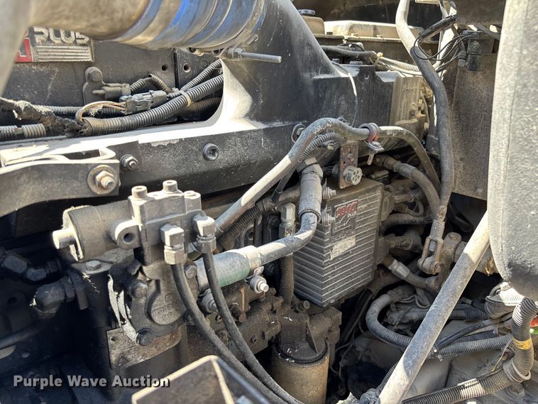 image for item FB3299 1998 International 9200 semi truck