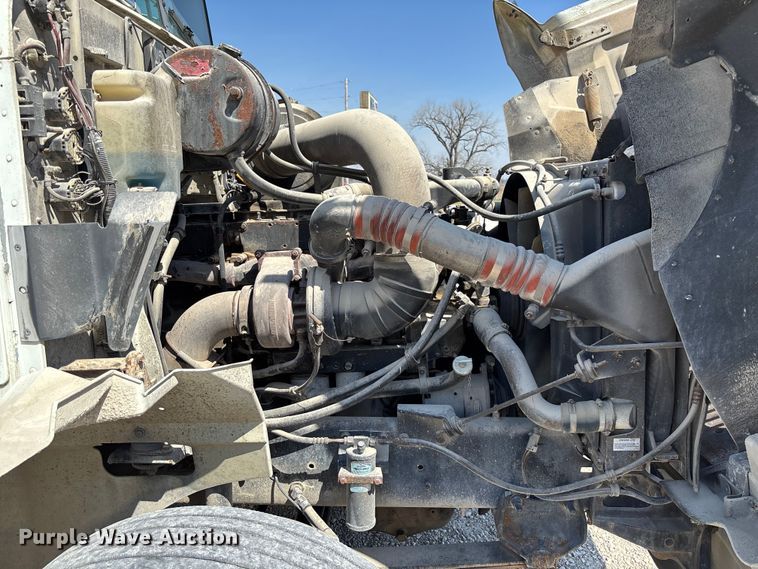 image for item FB3299 1998 International 9200 semi truck