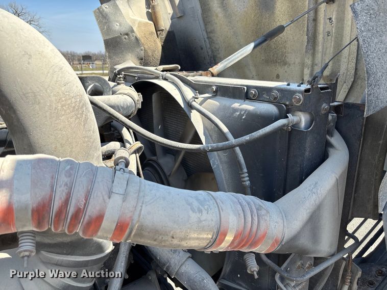 image for item FB3299 1998 International 9200 semi truck