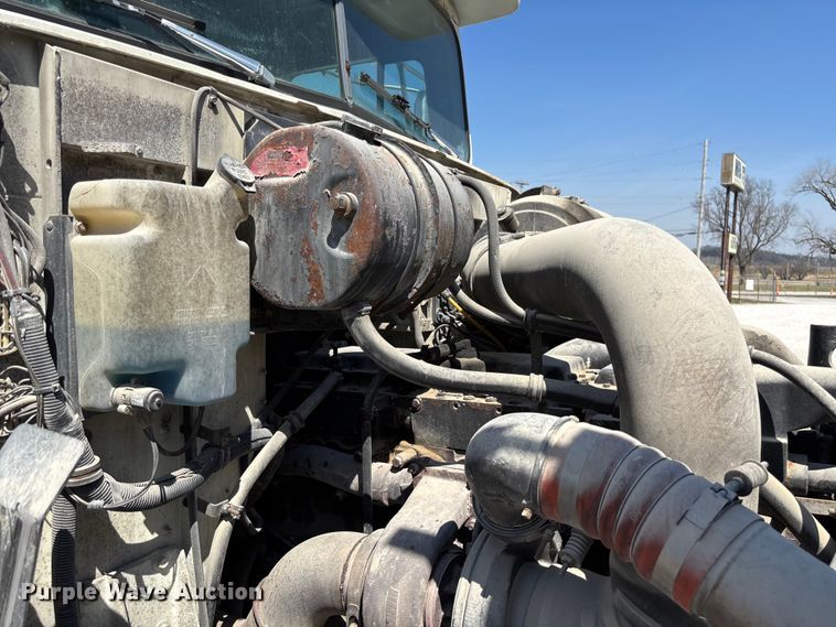 image for item FB3299 1998 International 9200 semi truck