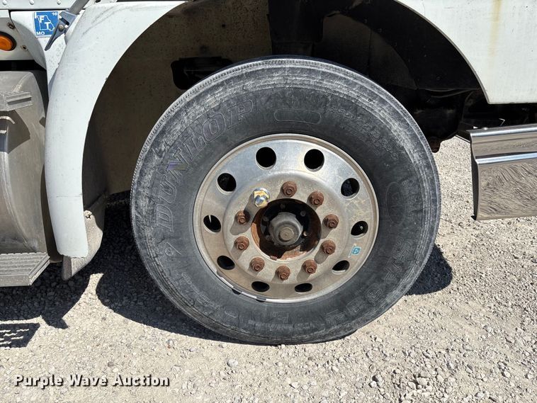 image for item FB3299 1998 International 9200 semi truck